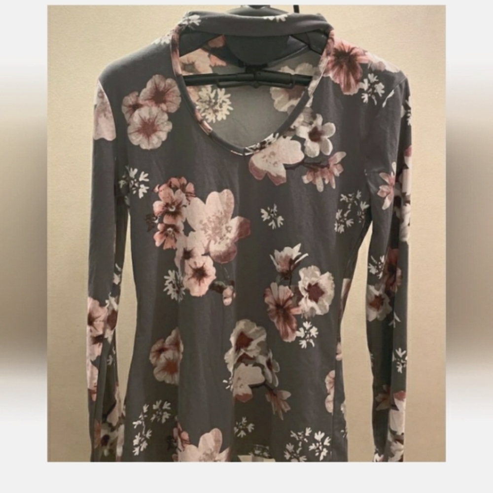 RUE 21 MED GRAY & PINK FLORAL BLOUSE